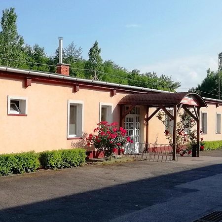 Collingo Belvarosi Szallas Apartment Kazincbarcika Luaran gambar