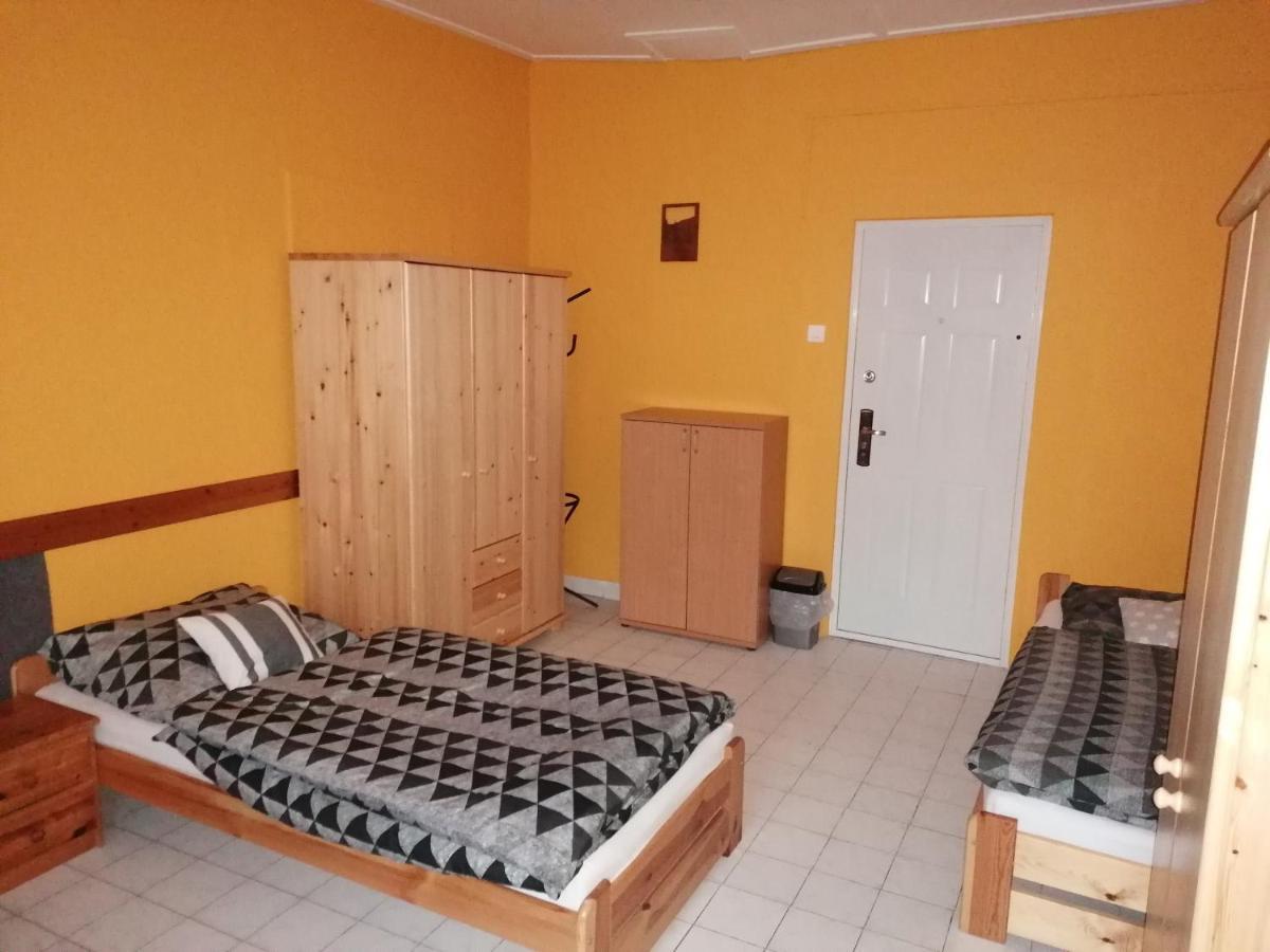Collingo Belvarosi Szallas Apartment Kazincbarcika Luaran gambar