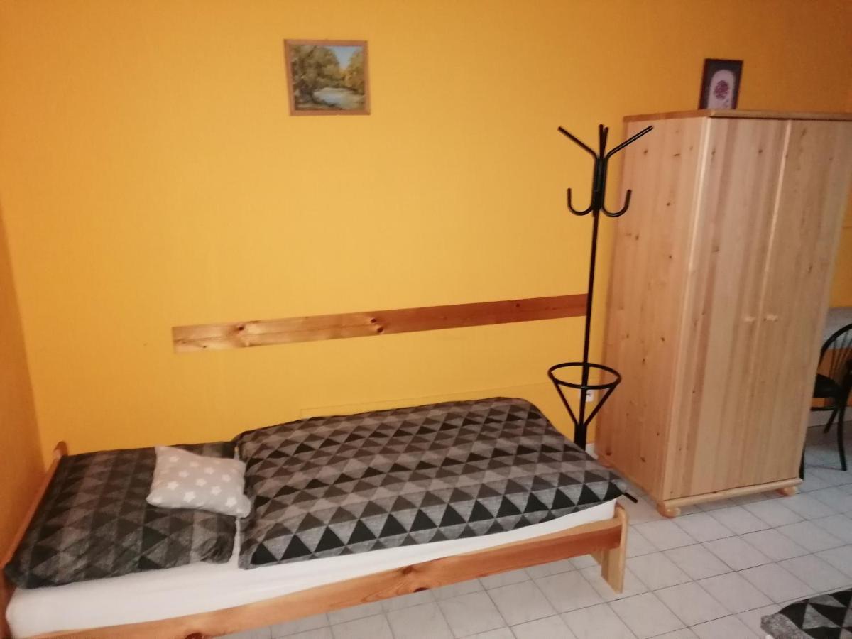 Collingo Belvarosi Szallas Apartment Kazincbarcika Luaran gambar