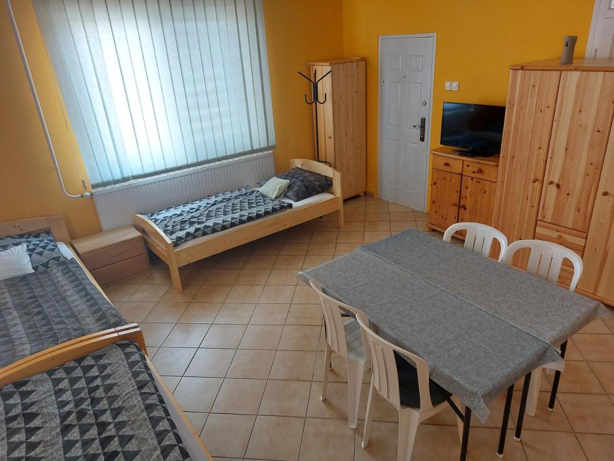 Collingo Belvarosi Szallas Apartment Kazincbarcika Luaran gambar